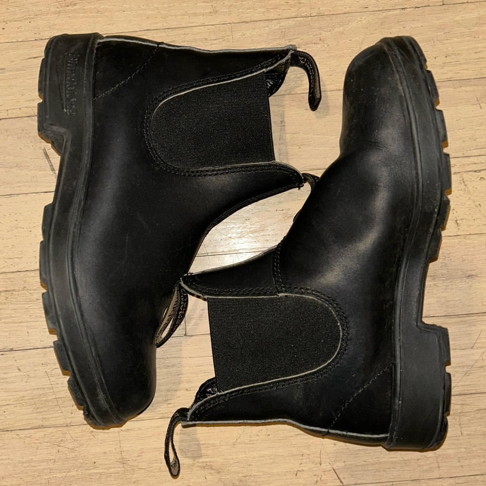 #558
WOMEN'S CLASSICS
CHELSEA BOOTS - BLACK